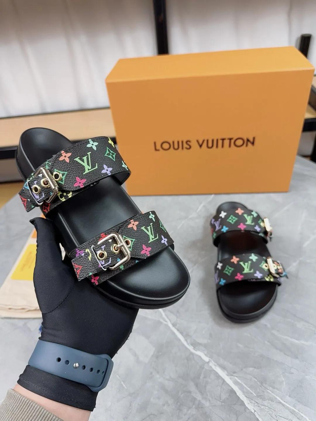 👟👟Ex-factory price 400👟👟 New slippers for spring and summer🌟The belt buckle is adjustable and elastic, full of beach style, original molded LV metal logo decoration, fashionable and beautiful, super versatile🤳🏻upper cowhide/customized imported jacquard fabric/original old-fashioned leather material, water-dyed sheepskin lining (water platform + wear-resistant velvet + rubber sole) three-layer combination outsole 🔶Size: Female 35-43 Male: 38-46